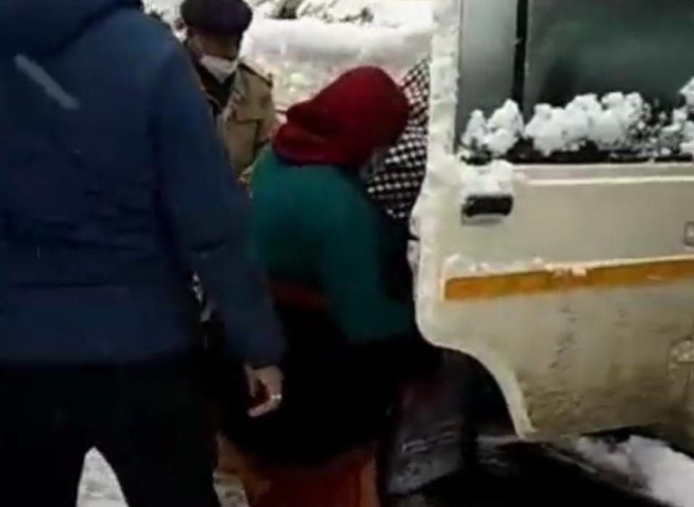 Shimla Police Rescues Pregnant Woman Stranded in Snow, Helps Deliver Baby Safely